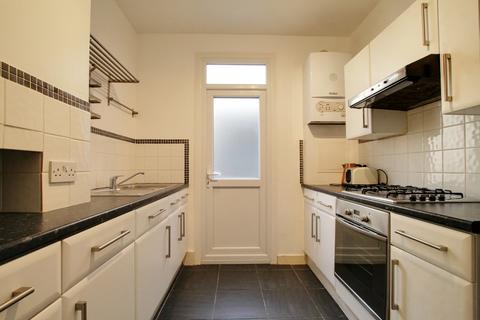 2 bedroom flat to rent, Winns Terrace, Walthamstow, London, E17