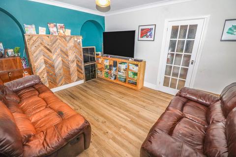 2 bedroom semi-detached house for sale, West Crescent, Rushden NN10