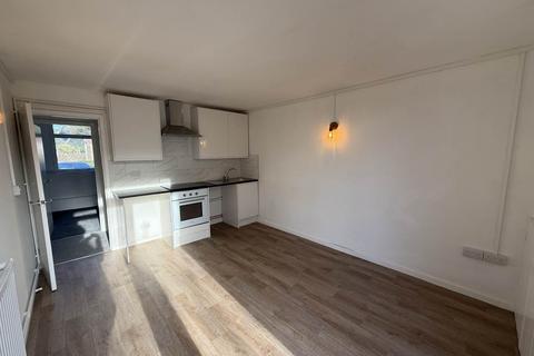 2 bedroom flat to rent, Goose Street , Beckington , Frome