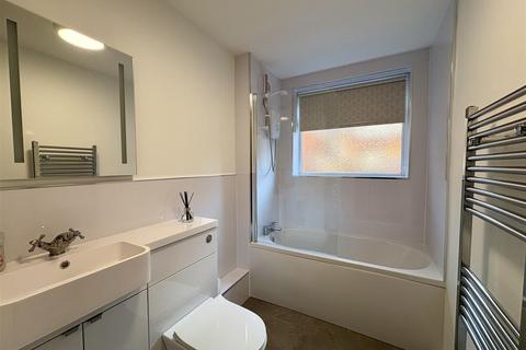 undefined, 3 Priory Court, 28 Priory Road Malvern