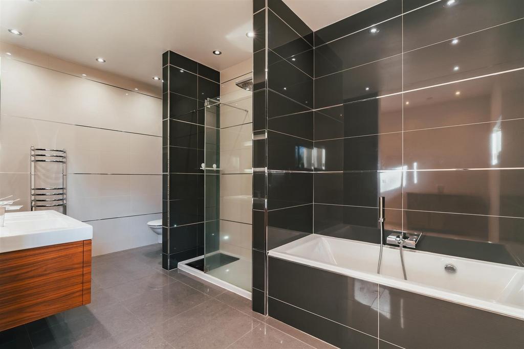Master En-Suite Bathroom