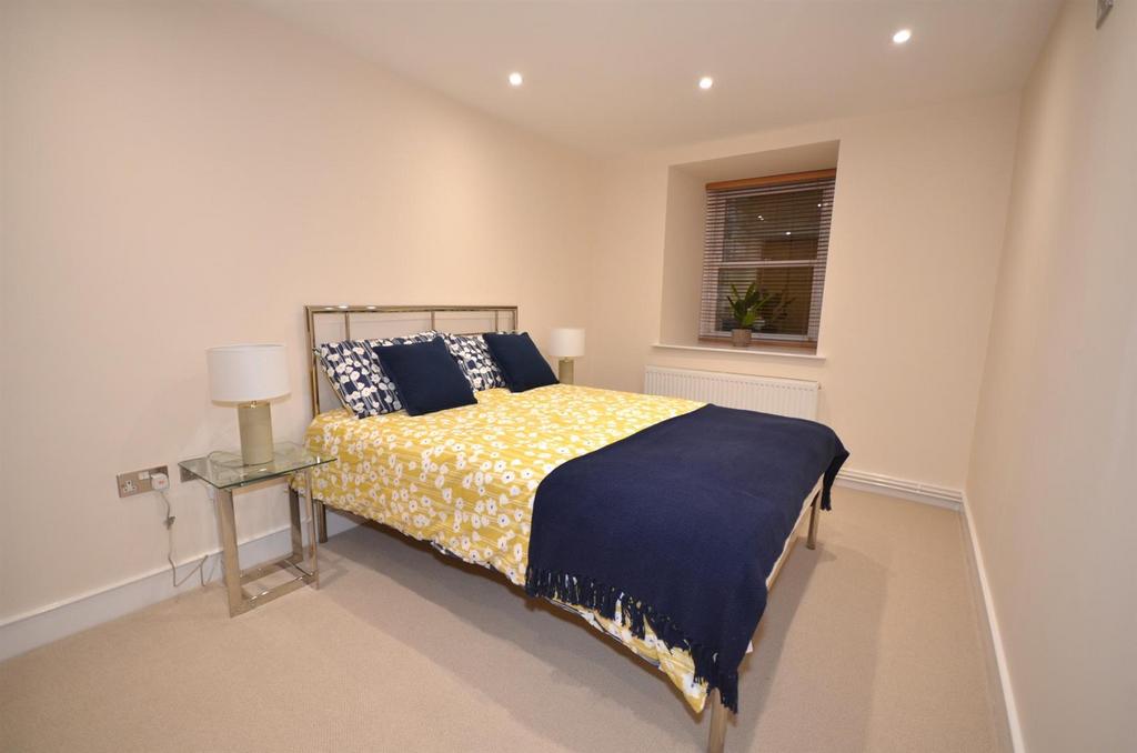 (05)-Flat-1-The Rutland-Court.jpg