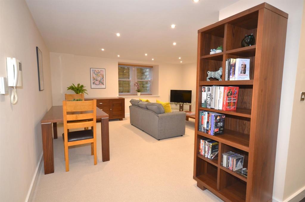 (08)-Flat-1-The-Rutland-Court.jpg