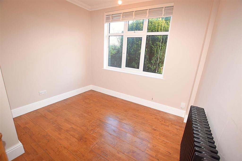 Ground floor bedroom (or alternative living room)