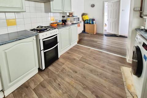 3 bedroom terraced house to rent, West Street, Bargoed,