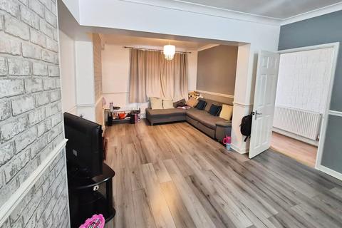 3 bedroom terraced house to rent, West Street, Bargoed,