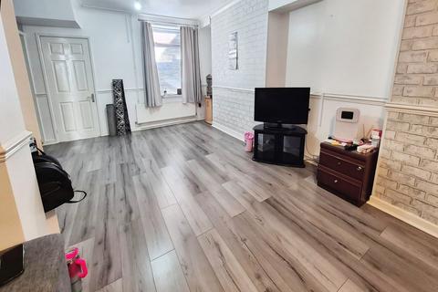 3 bedroom terraced house to rent, West Street, Bargoed,