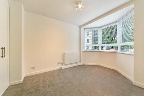 3 bedroom apartment to rent, Kew Bridge Court, Brentford London W4