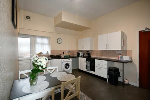 4 bedroom end of terrace house for sale, Marshfield Avenue