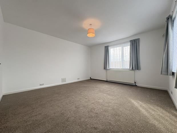 Bed 3 or lounge (2)