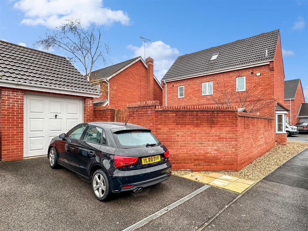 Garage &amp; Off-Street Parking 675