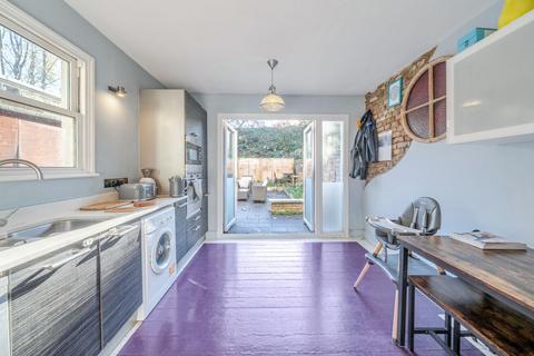 2 bedroom flat for sale, Ravenslea Road, London SW12