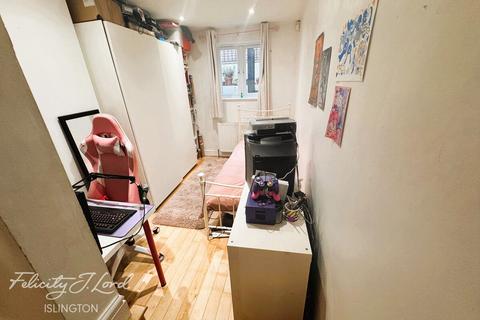 3 bedroom flat to rent, Axminster Road, London