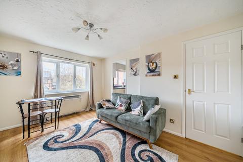 2 bedroom apartment for sale, Foxglove Way, Wallington SM6