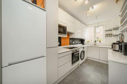 2 bedroom flat for sale, Queens Drive, London N4