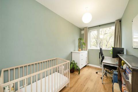 2 bedroom flat for sale, Queens Drive, London N4