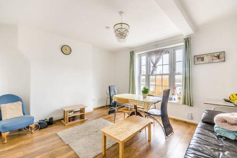 3 bedroom flat to rent, Union Grove, Clapham, London, SW8