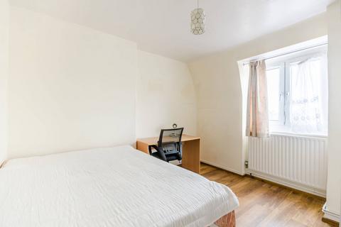 3 bedroom flat to rent, Union Grove, Clapham, London, SW8