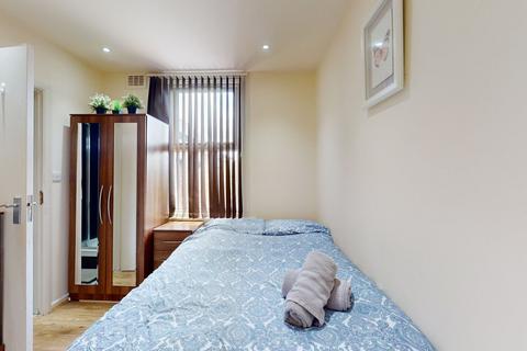 Studio to rent, Ash Grove, London NW2