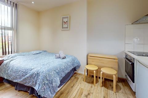 Studio to rent, Ash Grove, London NW2