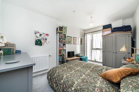 2 bedroom flat to rent, Greenwich High Road, London SE10