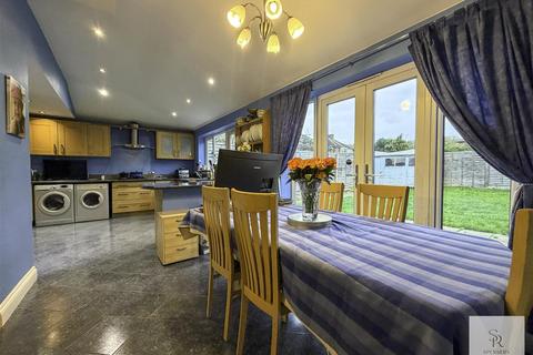 4 bedroom semi-detached house for sale, Oakwood Crescent, Greenford UB6
