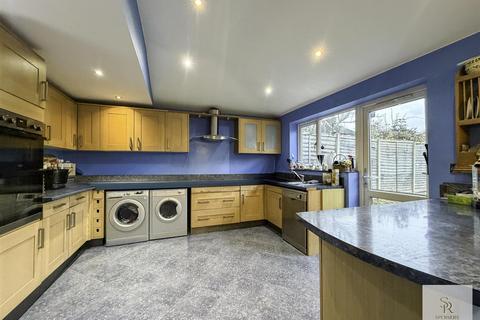 4 bedroom semi-detached house for sale, Oakwood Crescent, Greenford UB6