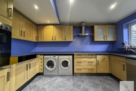 4 bedroom semi-detached house for sale, Oakwood Crescent, Greenford UB6