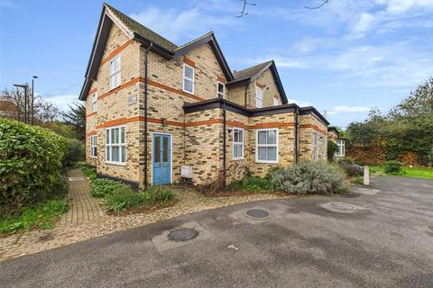 1 bedroom apartment to rent, Queens Road, Hampton Hill
