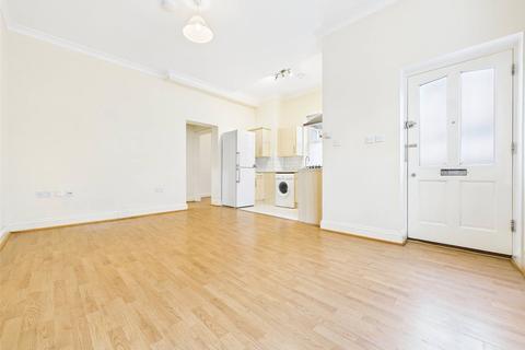 1 bedroom apartment to rent, Queens Road, Hampton Hill