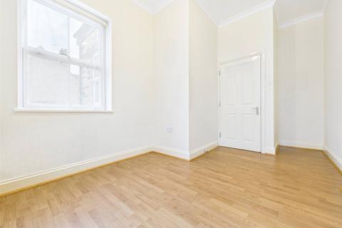 1 bedroom apartment to rent, Queens Road, Hampton Hill