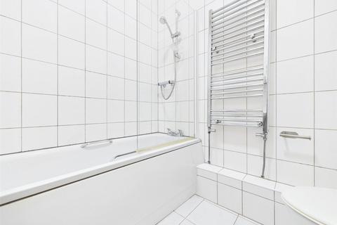 1 bedroom apartment to rent, Queens Road, Hampton Hill