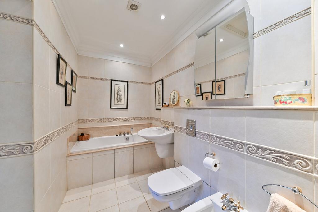 En-Suite Bathroom