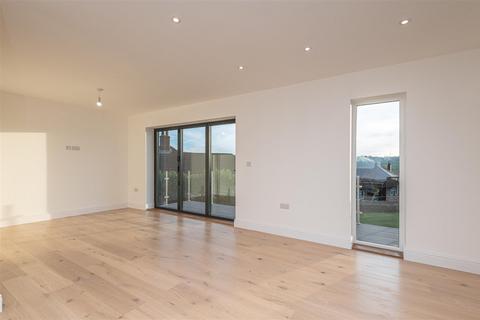 2 bedroom detached bungalow for sale, Knowl Road, Mirfield