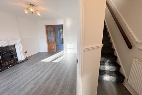 3 bedroom semi-detached house to rent, Ashton-under-Lyne OL6