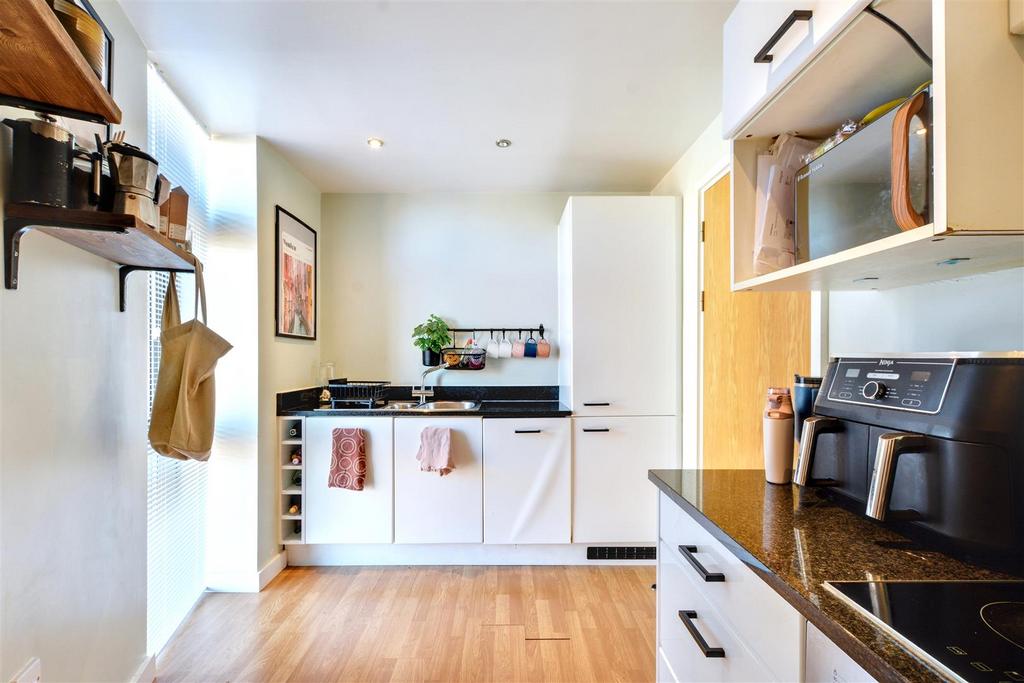Kitchen 2.jpeg