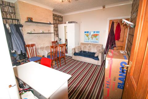 3 bedroom terraced house to rent, Reginald Street Luton LU2 7QZ