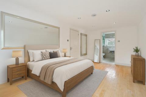 5 bedroom detached house to rent, Manor Road South, Esher, Surrey, KT10