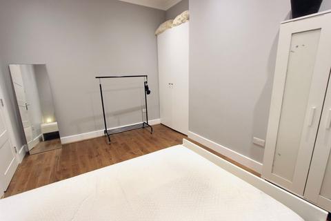 2 bedroom flat to rent, Friern Barnet Road, London N11