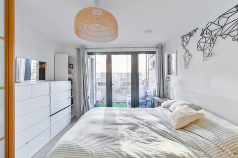 1 bedroom flat for sale, Genoa Court, Nine Elms, London, SW8
