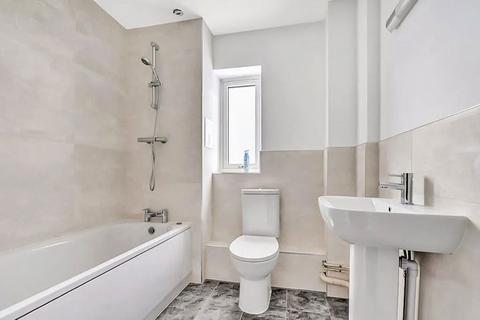 2 bedroom apartment for sale, Priory Heights, Buckingham Avenue, ., Slough, Berkshire, SL1 4NN