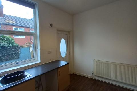 2 bedroom terraced house to rent, Highfield Street, Middleton M24