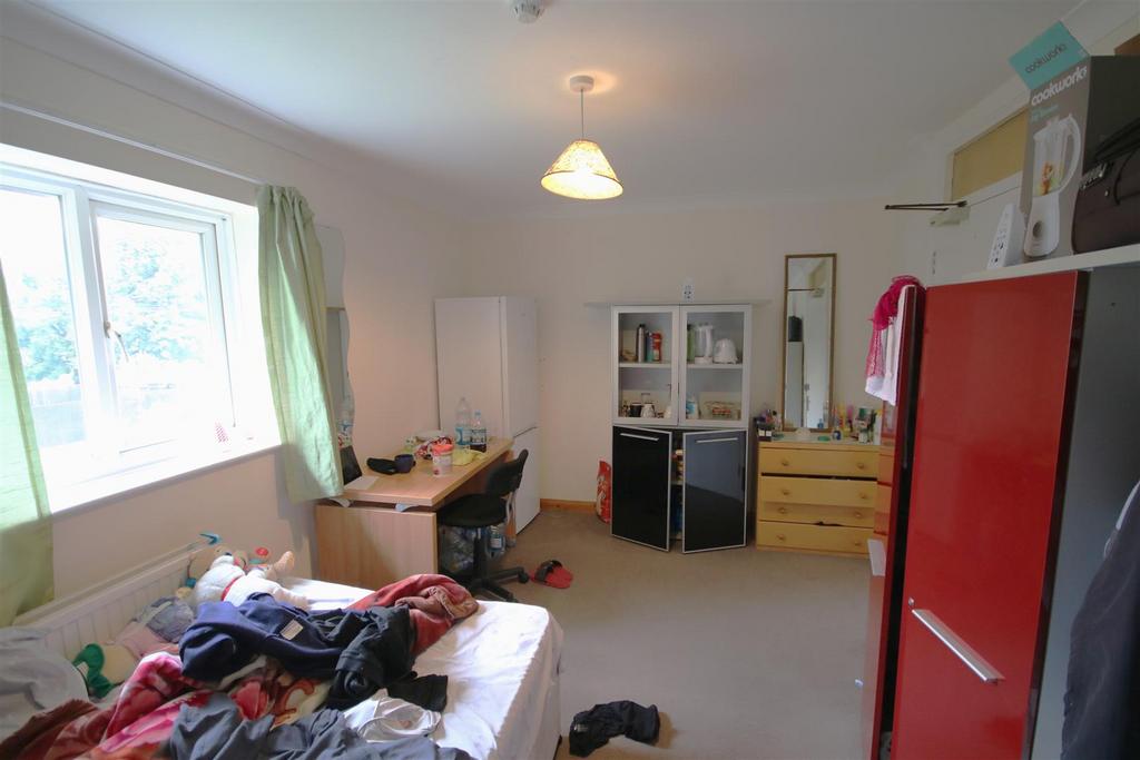 Bedroom 3b.JPG