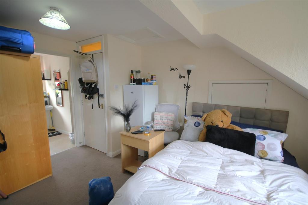 Bedroom 4b.JPG