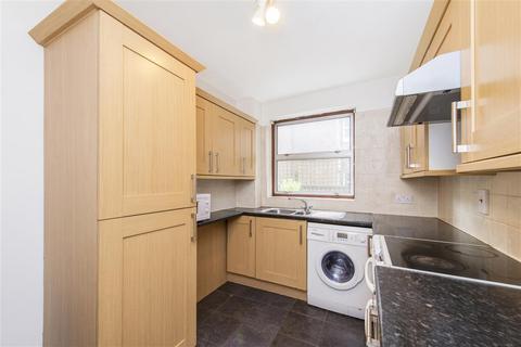 2 bedroom flat to rent, St Mary Le Park Court, Parkgate Road, SW11