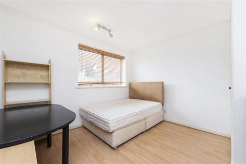 2 bedroom flat to rent, St Mary Le Park Court, Parkgate Road, SW11