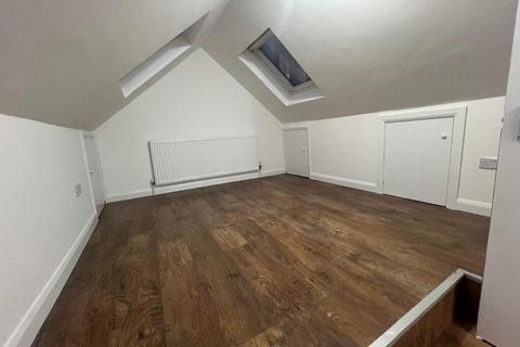 3 bedroom flat to rent, Uxbridge Road, Hayes UB4