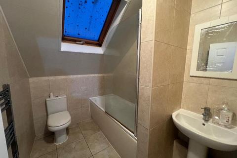 3 bedroom flat to rent, Uxbridge Road, Hayes UB4