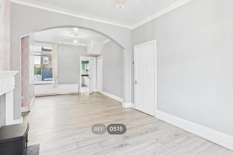 3 bedroom terraced house to rent, Chaucer Street, Hull, HU8 8NA