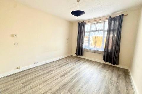 1 bedroom apartment to rent, Eastern Avenue, Ilford IG4